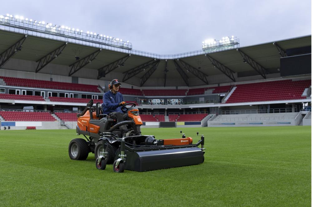 Husqvarna stellt innovative und kosteng&uuml;nstige L&ouml;sung f&uuml;r die Hybridrasenpflege im Fu&szlig;ball vor